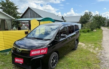 Toyota Voxy III, 2020 год, 2 300 000 рублей, 3 фотография