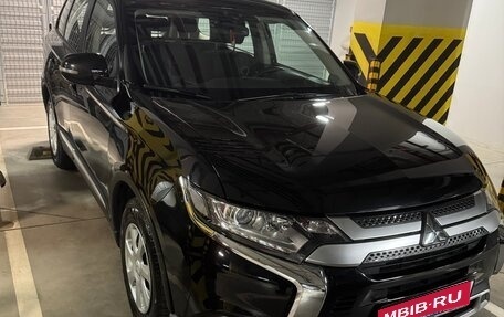 Mitsubishi Outlander III рестайлинг 3, 2019 год, 2 499 999 рублей, 1 фотография