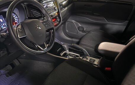 Mitsubishi Outlander III рестайлинг 3, 2019 год, 2 499 999 рублей, 8 фотография