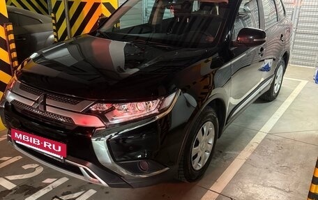 Mitsubishi Outlander III рестайлинг 3, 2019 год, 2 499 999 рублей, 2 фотография