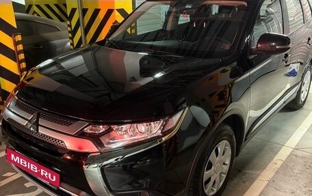 Mitsubishi Outlander III рестайлинг 3, 2019 год, 2 499 999 рублей, 3 фотография