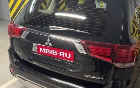 Mitsubishi Outlander III рестайлинг 3, 2019 год, 2 499 999 рублей, 5 фотография