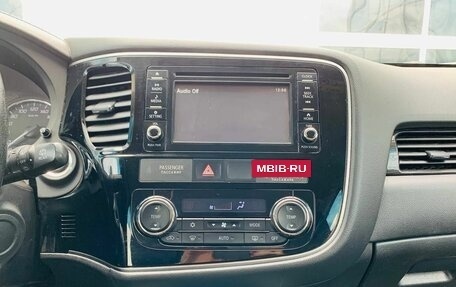 Mitsubishi Outlander III рестайлинг 3, 2017 год, 1 850 000 рублей, 13 фотография