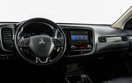 Mitsubishi Outlander III рестайлинг 3, 2020 год, 2 999 000 рублей, 11 фотография