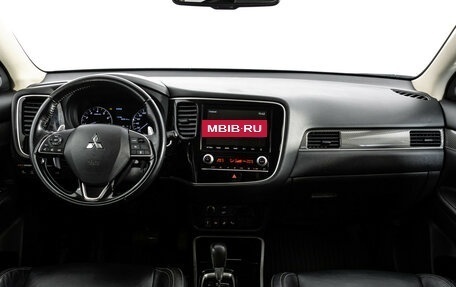 Mitsubishi Outlander III рестайлинг 3, 2020 год, 2 999 000 рублей, 10 фотография