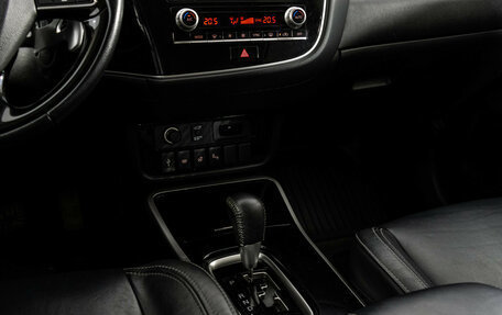 Mitsubishi Outlander III рестайлинг 3, 2020 год, 2 999 000 рублей, 15 фотография