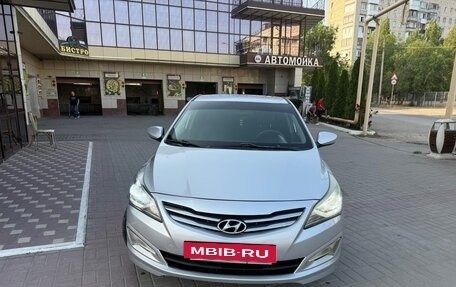 Hyundai Solaris II рестайлинг, 2015 год, 780 000 рублей, 2 фотография