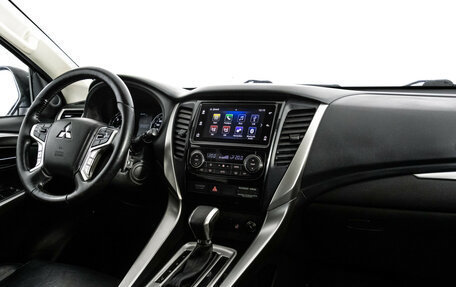 Mitsubishi Pajero Sport III рестайлинг, 2018 год, 2 599 000 рублей, 9 фотография