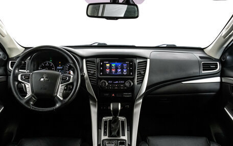 Mitsubishi Pajero Sport III рестайлинг, 2018 год, 2 599 000 рублей, 10 фотография