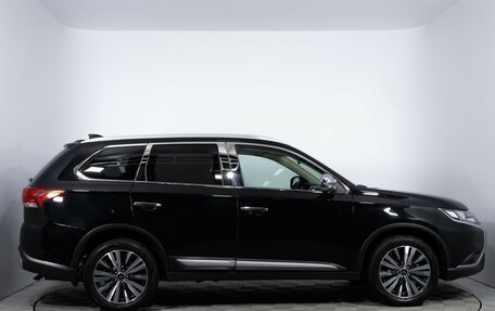 Mitsubishi Outlander III рестайлинг 3, 2020 год, 2 180 000 рублей, 4 фотография