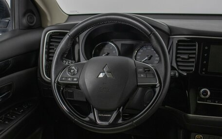 Mitsubishi Outlander III рестайлинг 3, 2020 год, 2 180 000 рублей, 15 фотография