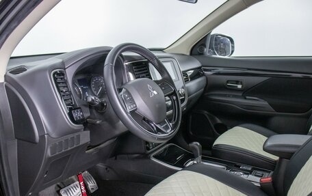 Mitsubishi Outlander III рестайлинг 3, 2020 год, 2 180 000 рублей, 10 фотография
