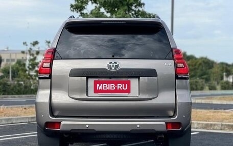 Toyota Land Cruiser Prado 150 рестайлинг 2, 2022 год, 3 780 001 рублей, 6 фотография