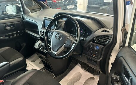 Toyota Noah III, 2018 год, 2 779 000 рублей, 10 фотография