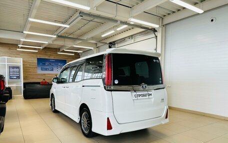 Toyota Noah III, 2018 год, 2 779 000 рублей, 4 фотография
