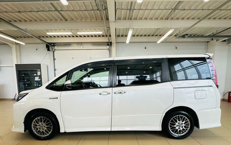 Toyota Noah III, 2018 год, 2 779 000 рублей, 3 фотография