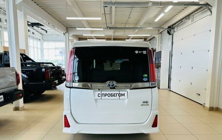 Toyota Noah III, 2018 год, 2 779 000 рублей, 5 фотография