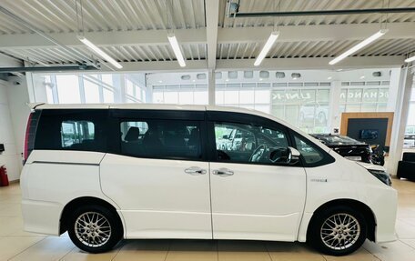Toyota Noah III, 2018 год, 2 779 000 рублей, 7 фотография