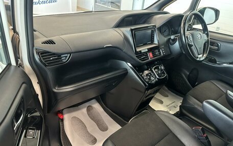 Toyota Noah III, 2018 год, 2 779 000 рублей, 12 фотография