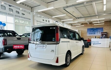 Toyota Noah III, 2018 год, 2 779 000 рублей, 6 фотография