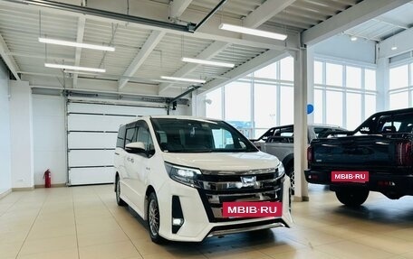 Toyota Noah III, 2018 год, 2 779 000 рублей, 8 фотография