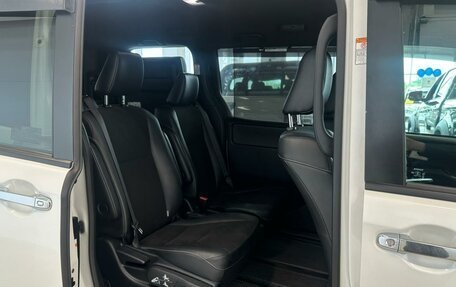 Toyota Noah III, 2018 год, 2 779 000 рублей, 18 фотография