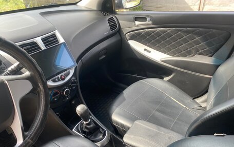 Hyundai Solaris II рестайлинг, 2011 год, 750 000 рублей, 13 фотография