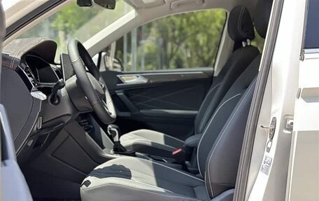 Volkswagen Tiguan II, 2022 год, 2 700 000 рублей, 11 фотография