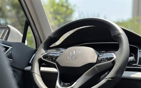 Volkswagen Tiguan II, 2022 год, 2 700 000 рублей, 12 фотография