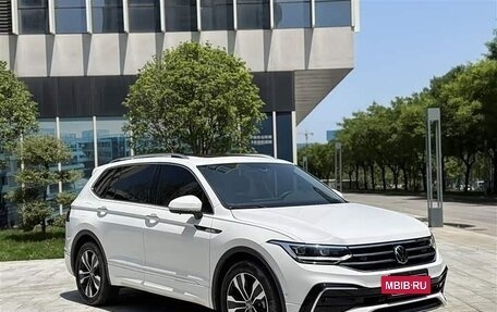 Volkswagen Tiguan II, 2022 год, 2 700 000 рублей, 3 фотография