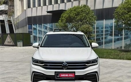 Volkswagen Tiguan II, 2022 год, 2 700 000 рублей, 2 фотография
