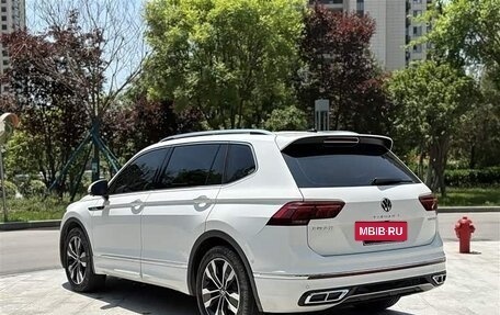 Volkswagen Tiguan II, 2022 год, 2 700 000 рублей, 7 фотография