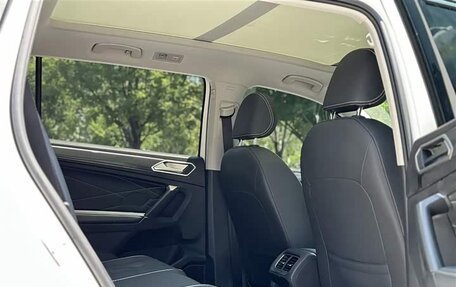 Volkswagen Tiguan II, 2022 год, 2 700 000 рублей, 14 фотография