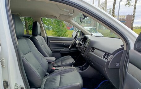 Mitsubishi Outlander III рестайлинг 3, 2014 год, 1 699 000 рублей, 13 фотография