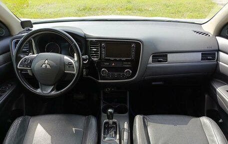 Mitsubishi Outlander III рестайлинг 3, 2014 год, 1 699 000 рублей, 17 фотография