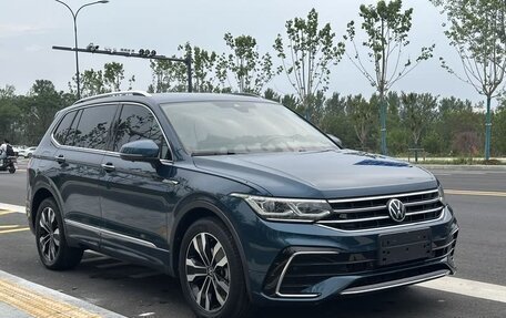 Volkswagen Tiguan II, 2022 год, 3 400 000 рублей, 3 фотография