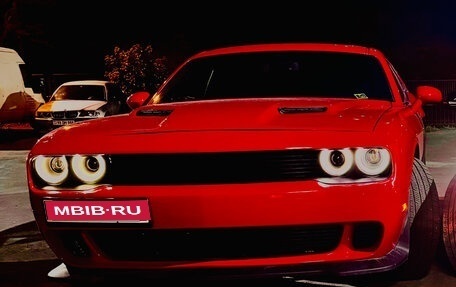 Dodge Challenger III рестайлинг 2, 2017 год, 3 350 000 рублей, 1 фотография