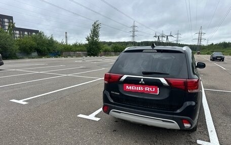 Mitsubishi Outlander III рестайлинг 3, 2021 год, 2 450 000 рублей, 4 фотография