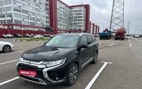 Mitsubishi Outlander III рестайлинг 3, 2021 год, 2 450 000 рублей, 3 фотография
