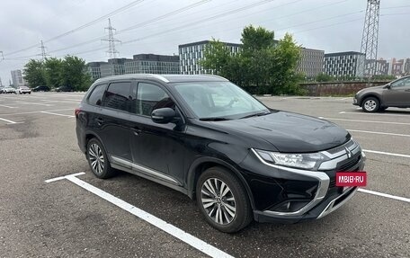 Mitsubishi Outlander III рестайлинг 3, 2021 год, 2 450 000 рублей, 7 фотография
