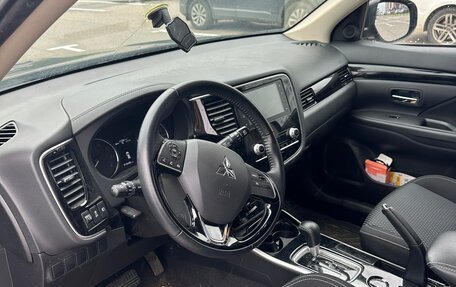 Mitsubishi Outlander III рестайлинг 3, 2021 год, 2 450 000 рублей, 12 фотография