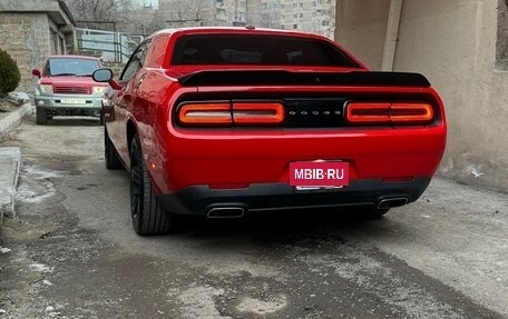 Dodge Challenger III рестайлинг 2, 2017 год, 3 350 000 рублей, 4 фотография