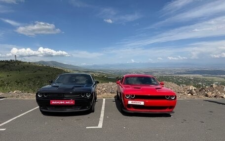 Dodge Challenger III рестайлинг 2, 2017 год, 3 350 000 рублей, 2 фотография