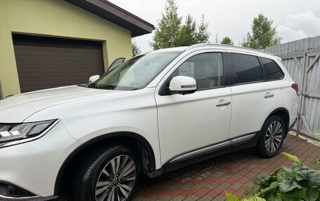 Mitsubishi Outlander III рестайлинг 3, 2020 год, 2 700 000 рублей, 1 фотография