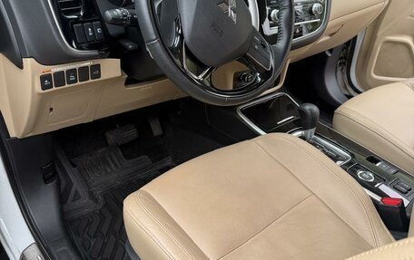 Mitsubishi Outlander III рестайлинг 3, 2020 год, 2 700 000 рублей, 4 фотография