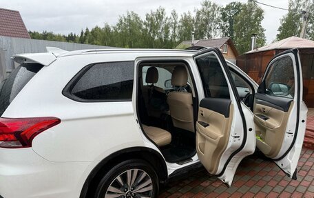 Mitsubishi Outlander III рестайлинг 3, 2020 год, 2 700 000 рублей, 6 фотография