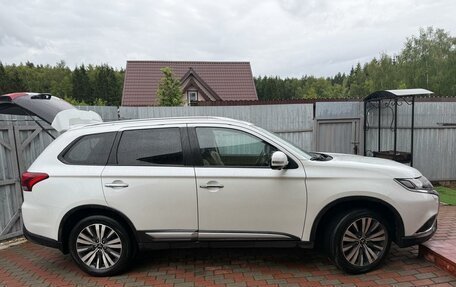 Mitsubishi Outlander III рестайлинг 3, 2020 год, 2 700 000 рублей, 2 фотография
