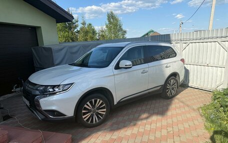 Mitsubishi Outlander III рестайлинг 3, 2020 год, 2 700 000 рублей, 5 фотография