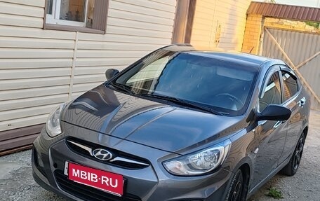 Hyundai Solaris II рестайлинг, 2013 год, 800 000 рублей, 1 фотография