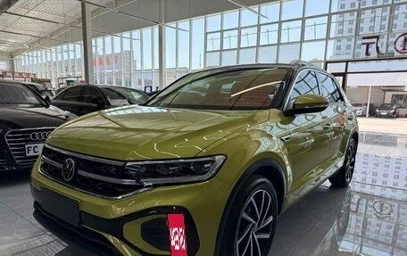 Volkswagen T-Roc I, 2023 год, 2 150 000 рублей, 2 фотография